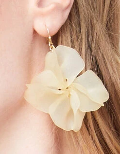 Petal Toss Earrings Cream