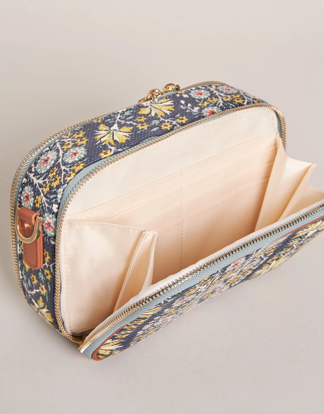 Meryl Crossbody Jones Hundred 4 Meryl Crossbody Jones Hundred - Image 4