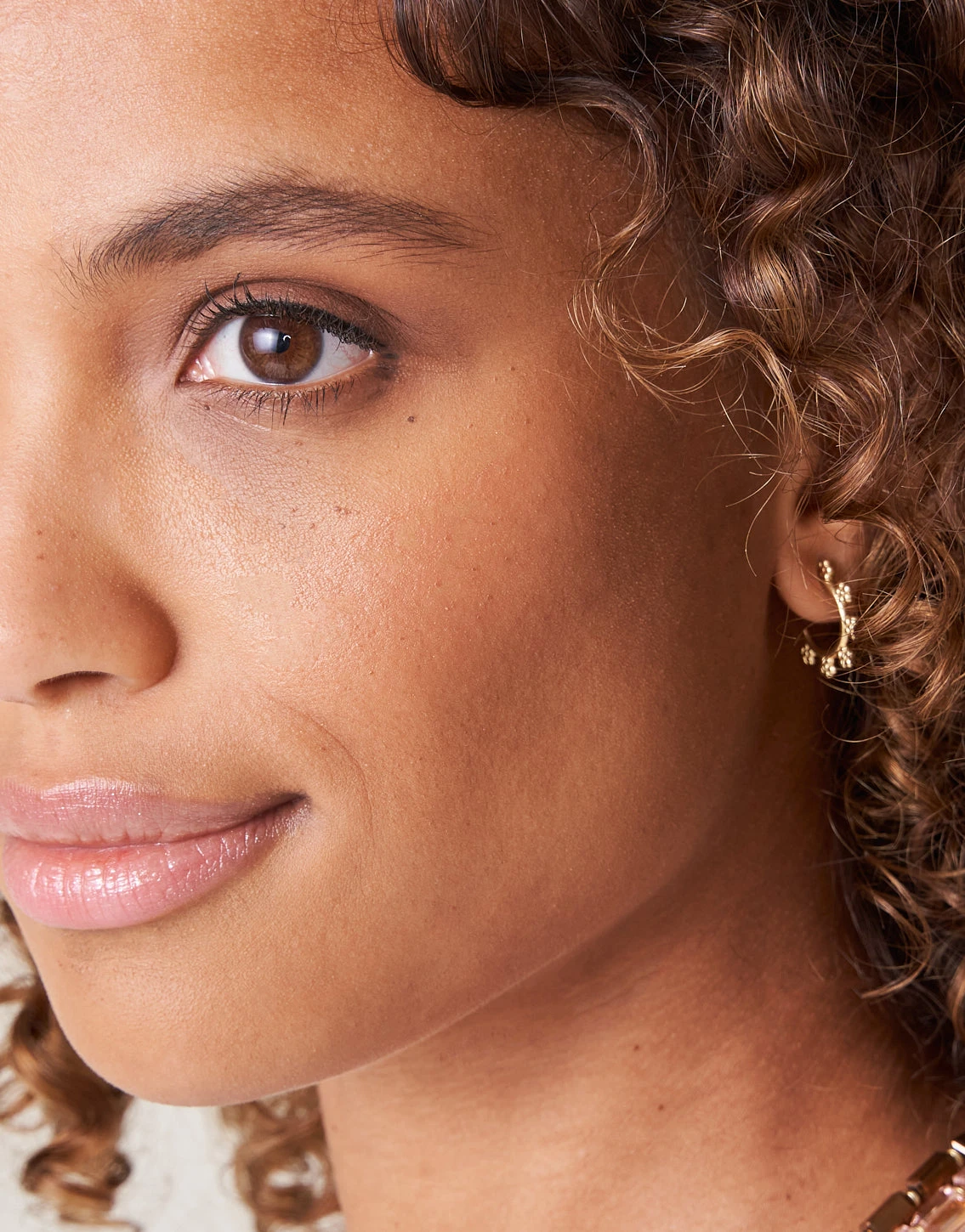 Hawthorn Midi Hoop Earrings Gold 2 Hawthorn Midi Hoop Earrings Gold - Image 2