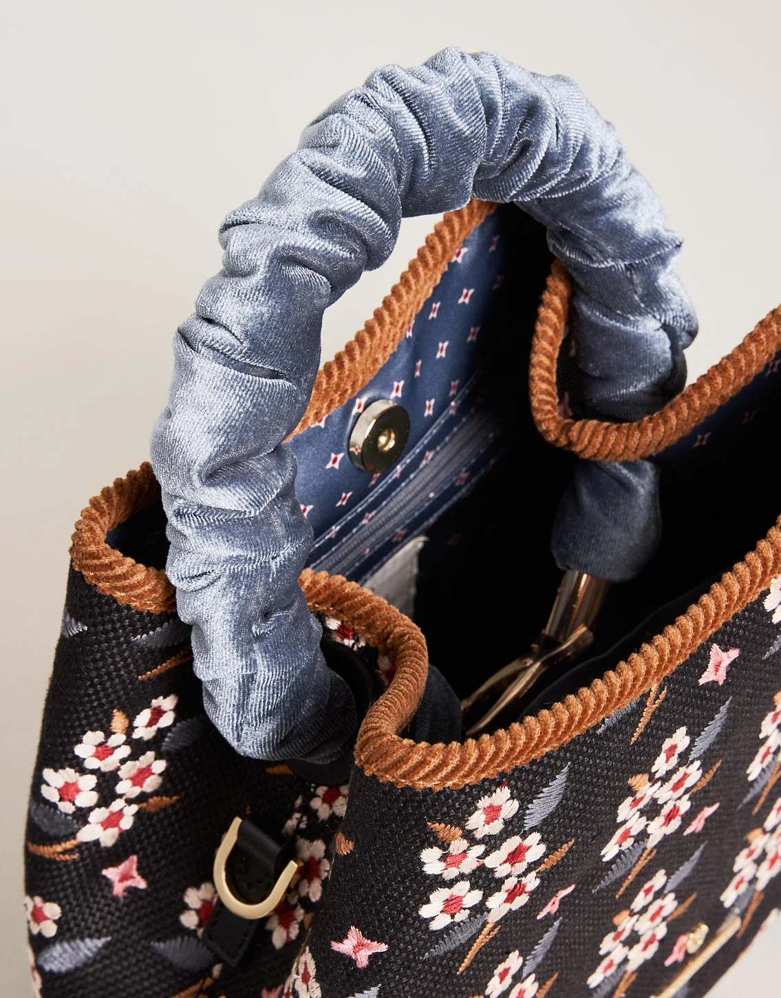 Top Handle Bucket White Hall Blossom Sprig Black 3 Top Handle Bucket White Hall Blossom Sprig Black - Image 3