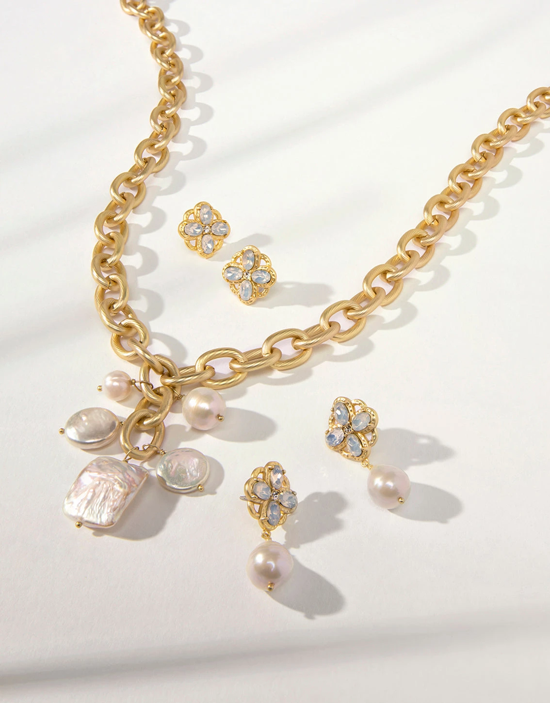 Diana Necklace Gold/Pearl 2 Diana Necklace Gold/Pearl - Image 2